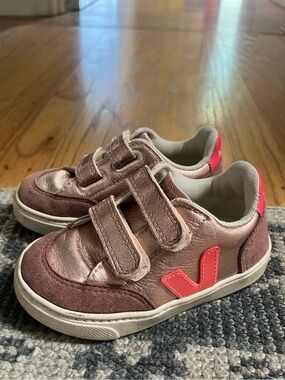 Veja Kids Velcro Sneakers in Rose Gold and Pink girls 8.5